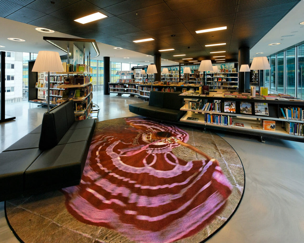 De Nieuwe Bibliotheek ห้องสมุดหมุนทันโลก