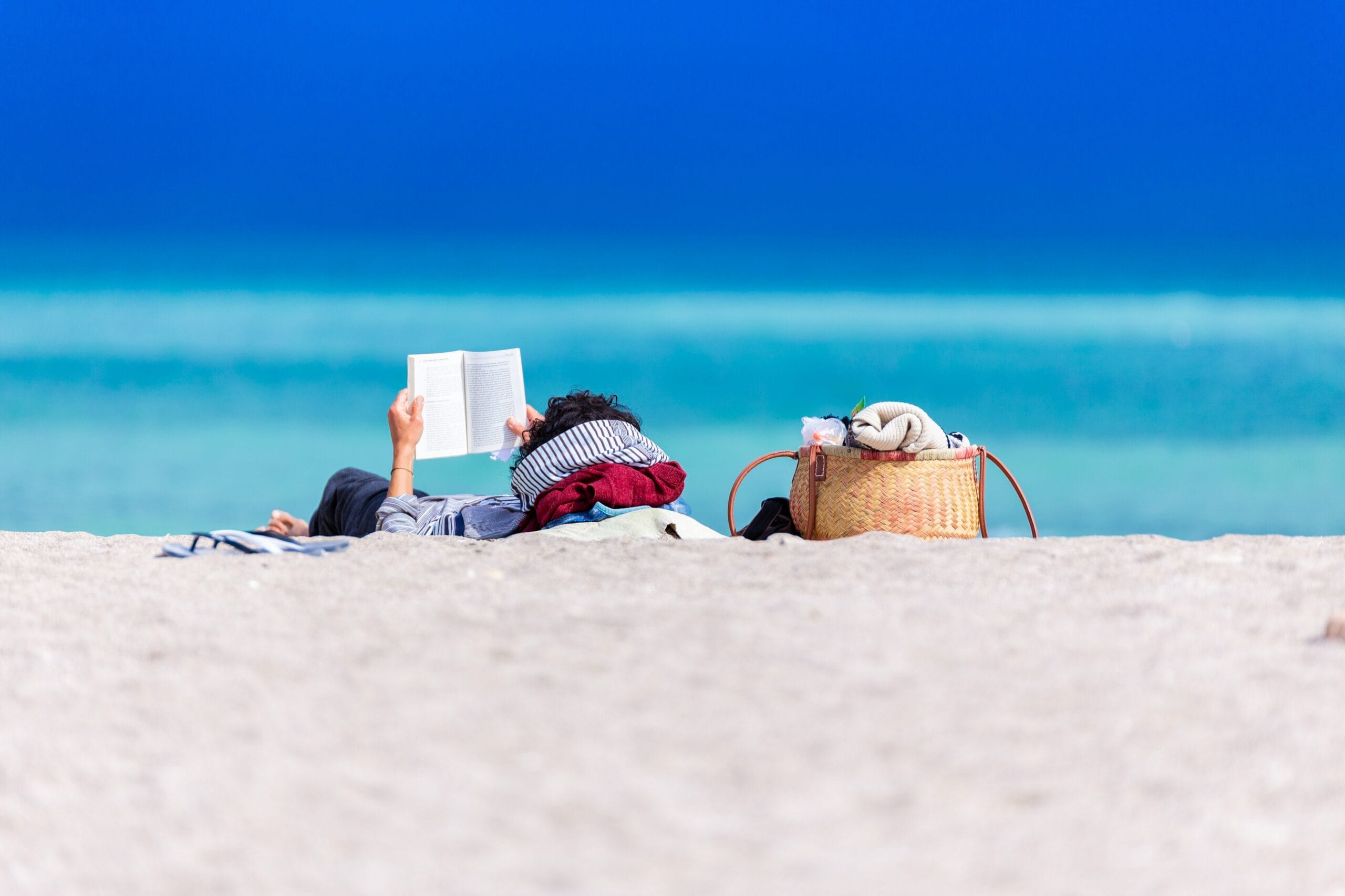“คนขายหนังสือเท้าเปล่า” เติมสีสันให้การอ่านบนเกาะสวรรค์มัลดีฟส์
