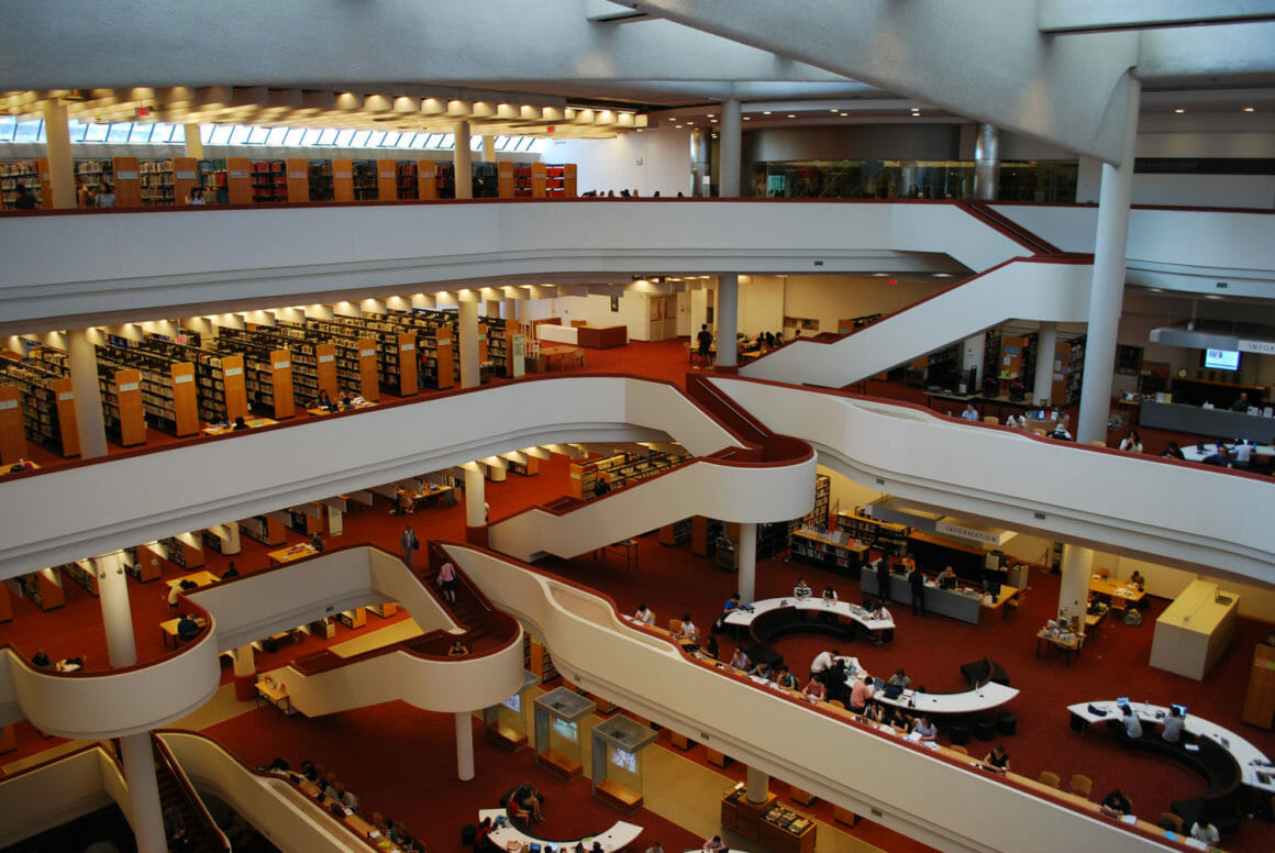 ห้องสมุดกลางโตรอนโต (Toronto Central Library) มลรัฐออนแทริโอ หนึ่งในสามลำดับแรกของห้องสมุดที่ใหญ่ที่สุดในโลก