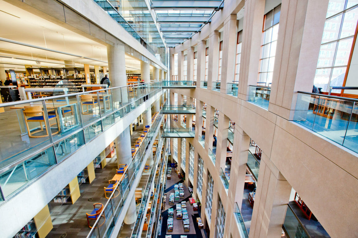 ห้องสมุดประชาชนแวนคูเวอร์ มลรัฐบริติชโคลัมเบีย หนึ่งในสามเมืองของแคนาดาที่มีห้องสมุดดีที่สุดในโลก
