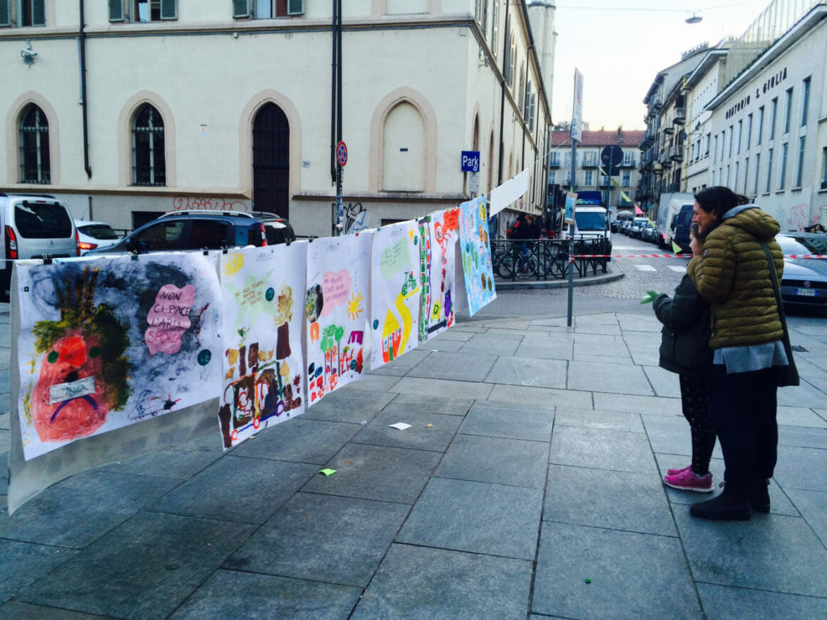 การจัดแสดงผลงานศิลปะของเด็กๆ บนท้องถนน ในเมืองโตริโน อิตาลี เพื่อสร้างความตระหนักรู้เกี่ยวกับปัญาเรื่องมลพิษในอากาศ