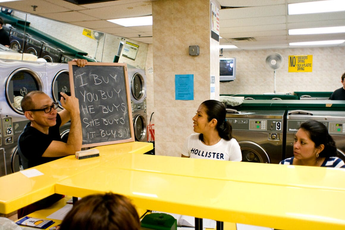 The Laundromat Project: เปลี่ยนคนแปลกหน้าให้เป็นเพื่อนบ้านเติมชีวิตให้ย่านด้วยศิลปะใน ‘ร้านซักรีด’