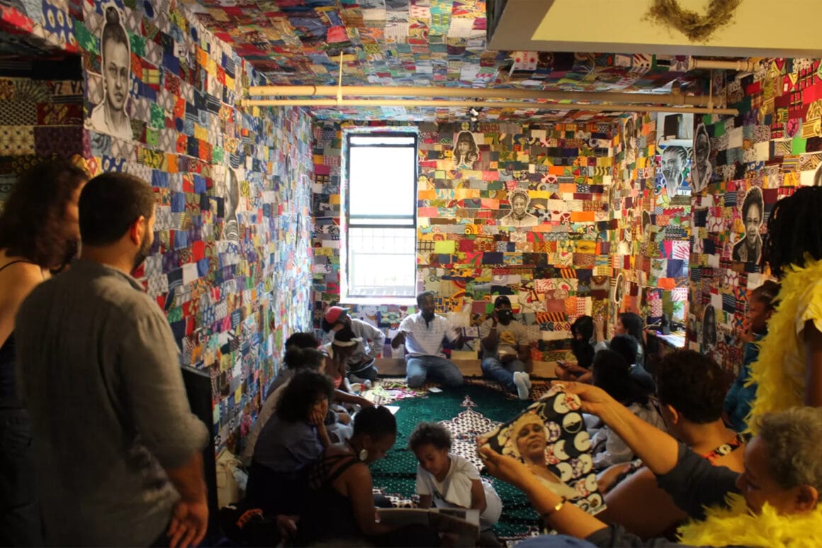 The Laundromat Project: เปลี่ยนคนแปลกหน้าให้เป็นเพื่อนบ้านเติมชีวิตให้ย่านด้วยศิลปะใน ‘ร้านซักรีด’